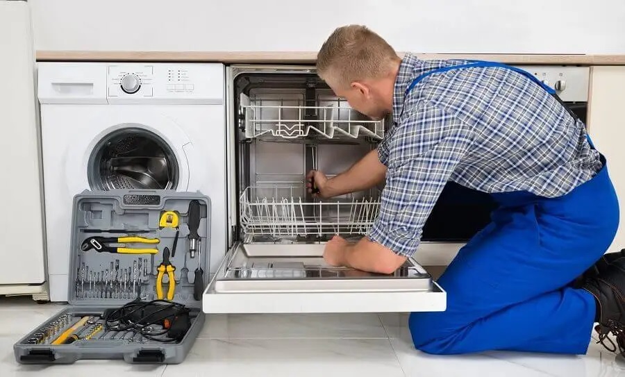Soma Electrolux servisi teknisyen ekibi beyaz eşya tamiri yaparken